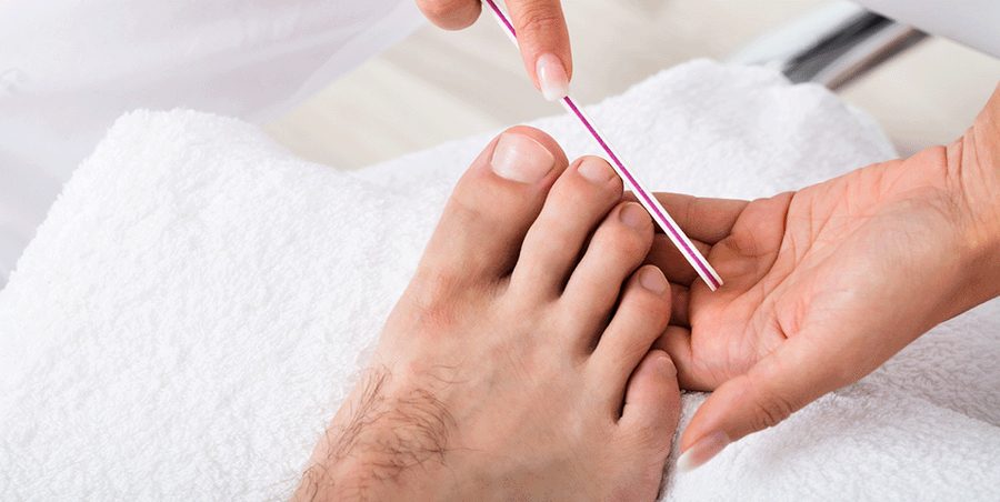 Nagels vijlen tijdens de Pedicure Man